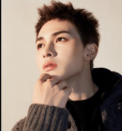 朱正廷是什么神仙颜值, 头顶"鸡窝头", 颜值依旧让人心肌梗塞