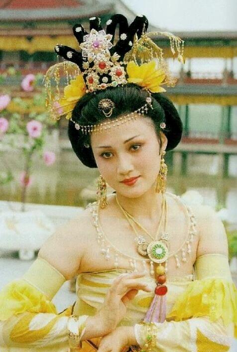 1991年,林芳兵在电视剧《唐明皇》中成功地扮演了杨贵妃一角,凭借这一