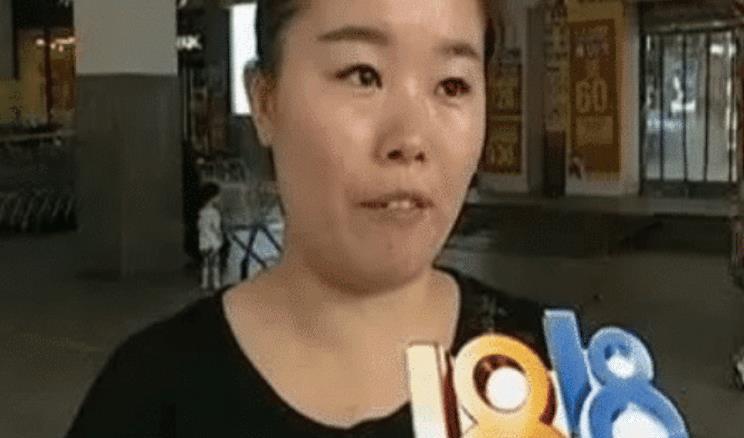 女子去华润万家购物,小票算出不对劲,收银员大喊:你想怎样?