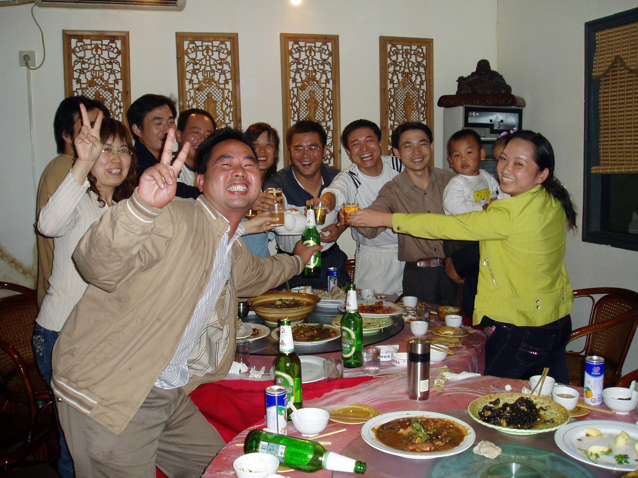 参加同学聚会有12个剩女因为不将就有24个剩男因为没有钱