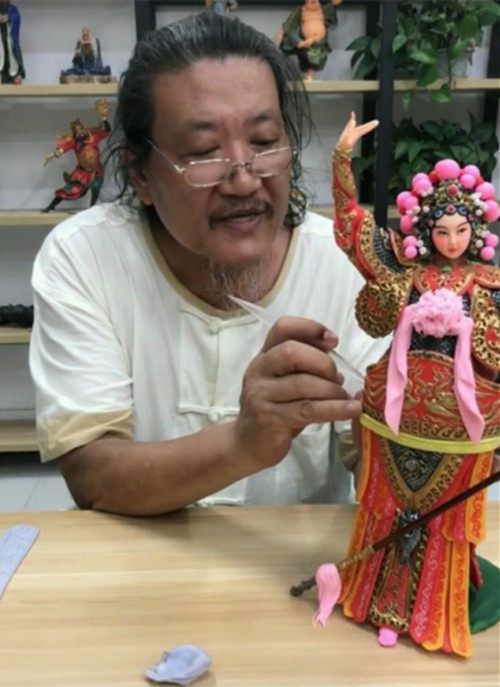 给泥巴生命的是女娲给面团生命的是面人萧面塑传人萧占行