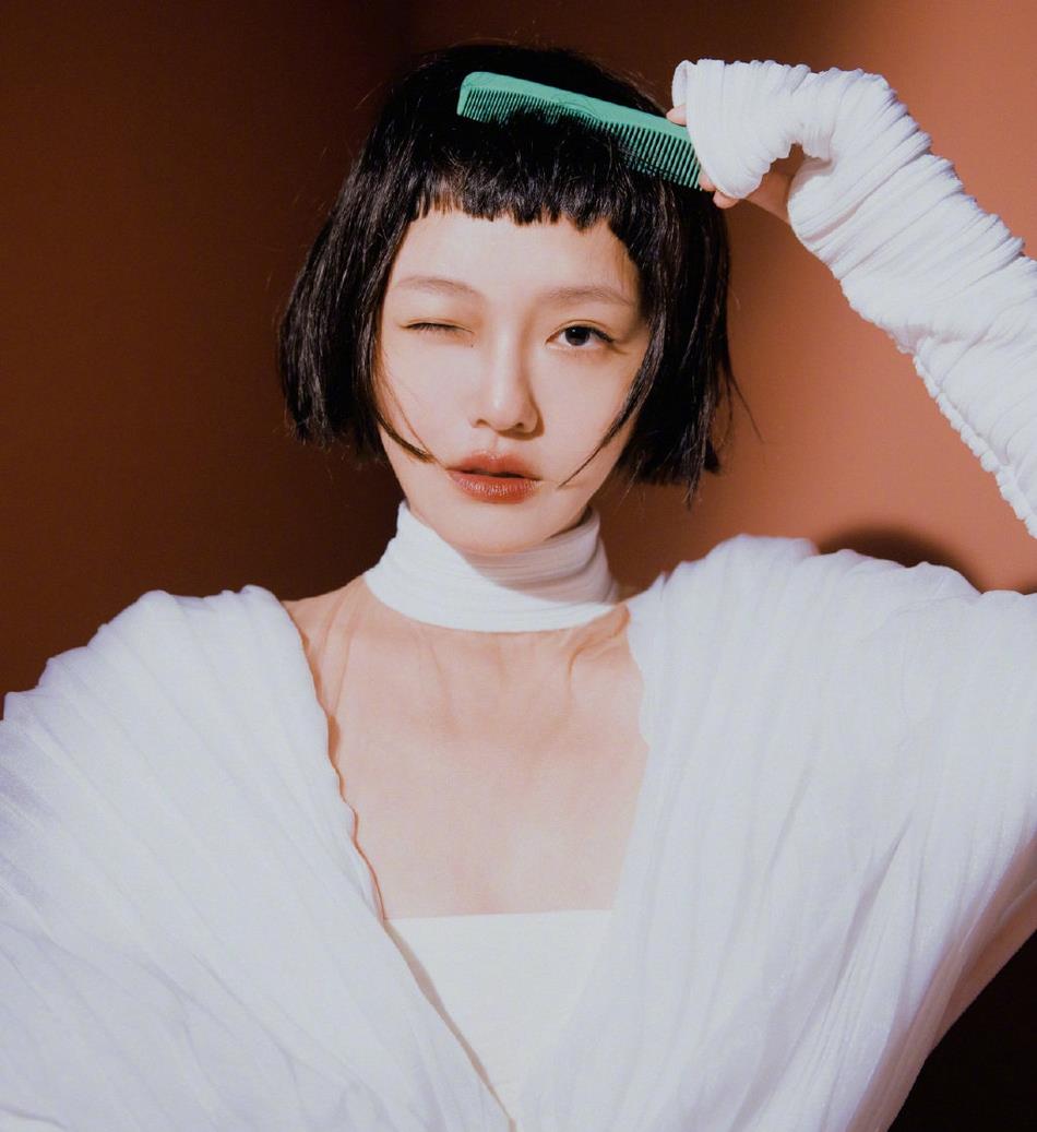 大s尝试新发型短发搭配眉上刘海变身怪力少女美到不敢认