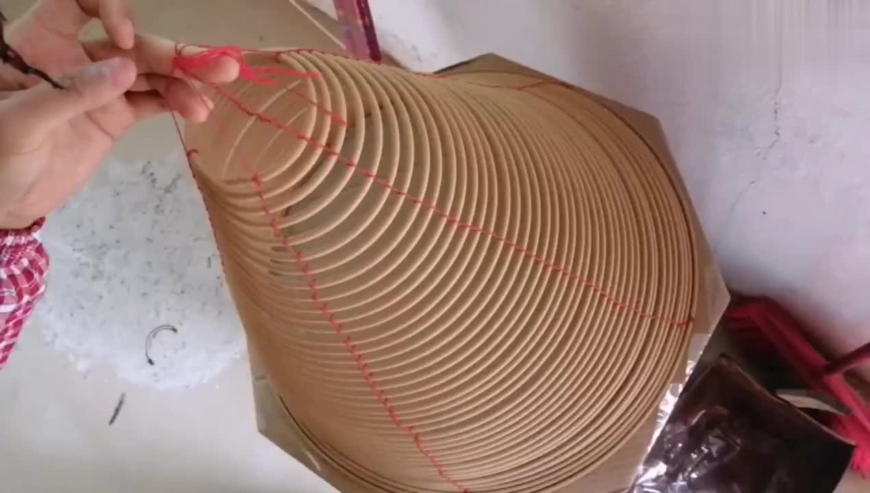 小伙子帮师兄在寺院祈福香,竟然烧出一个圆圈来是什么意思