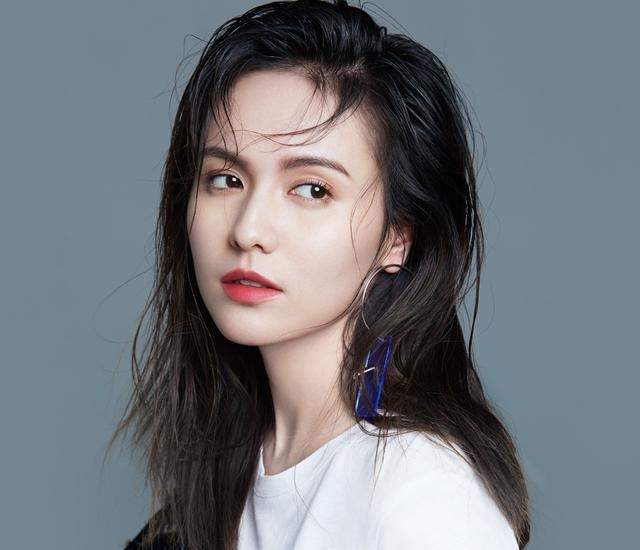 火辣御姐郭子千吸晴白皙美腿明星写真