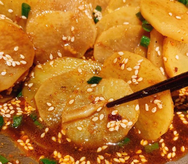 这道酸辣拌土豆凉拌菜,比烧烤还要好吃但健康很多,味道超赞