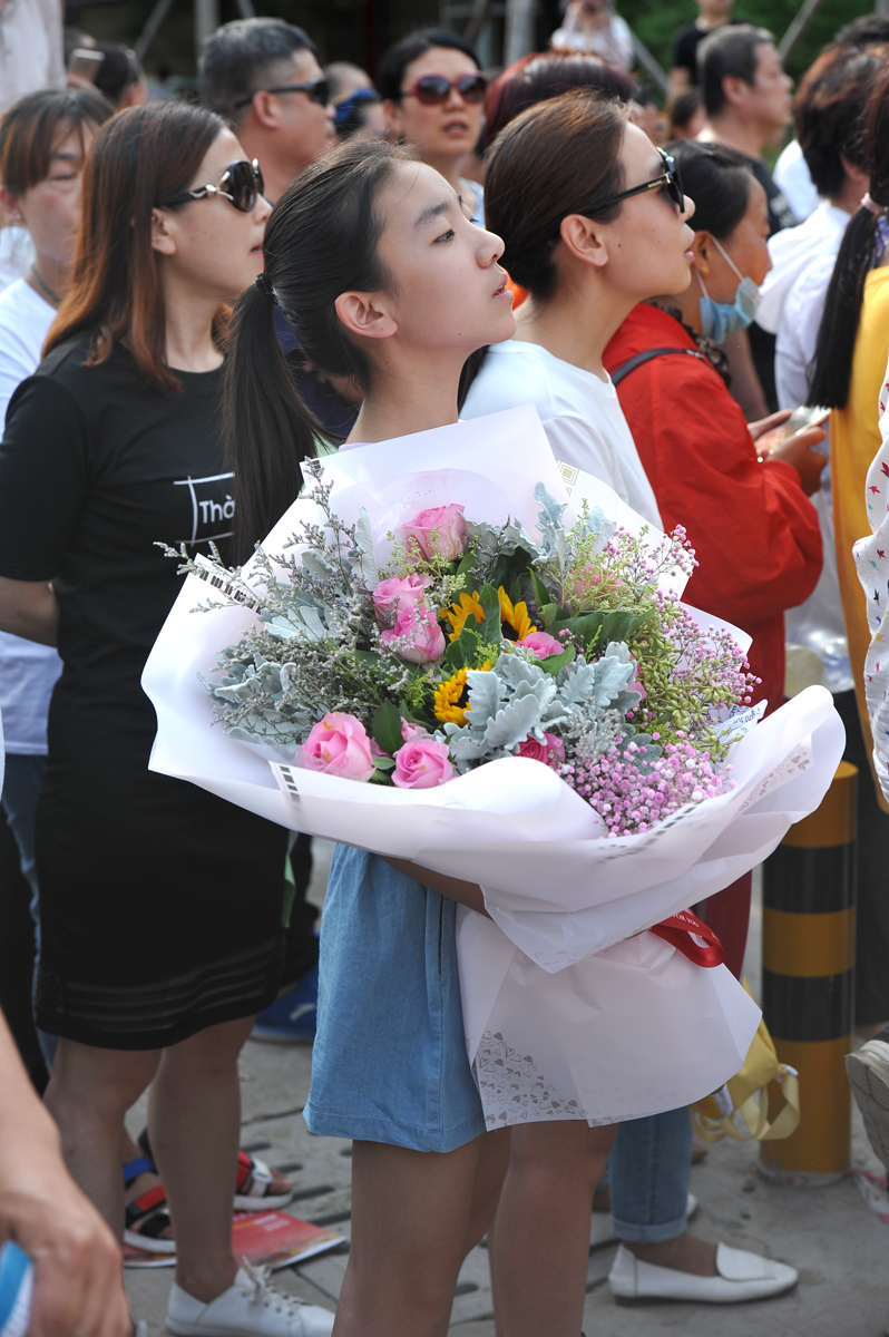 2019年高考结束,小女孩手捧鲜花迎接姐姐:想给她奖励