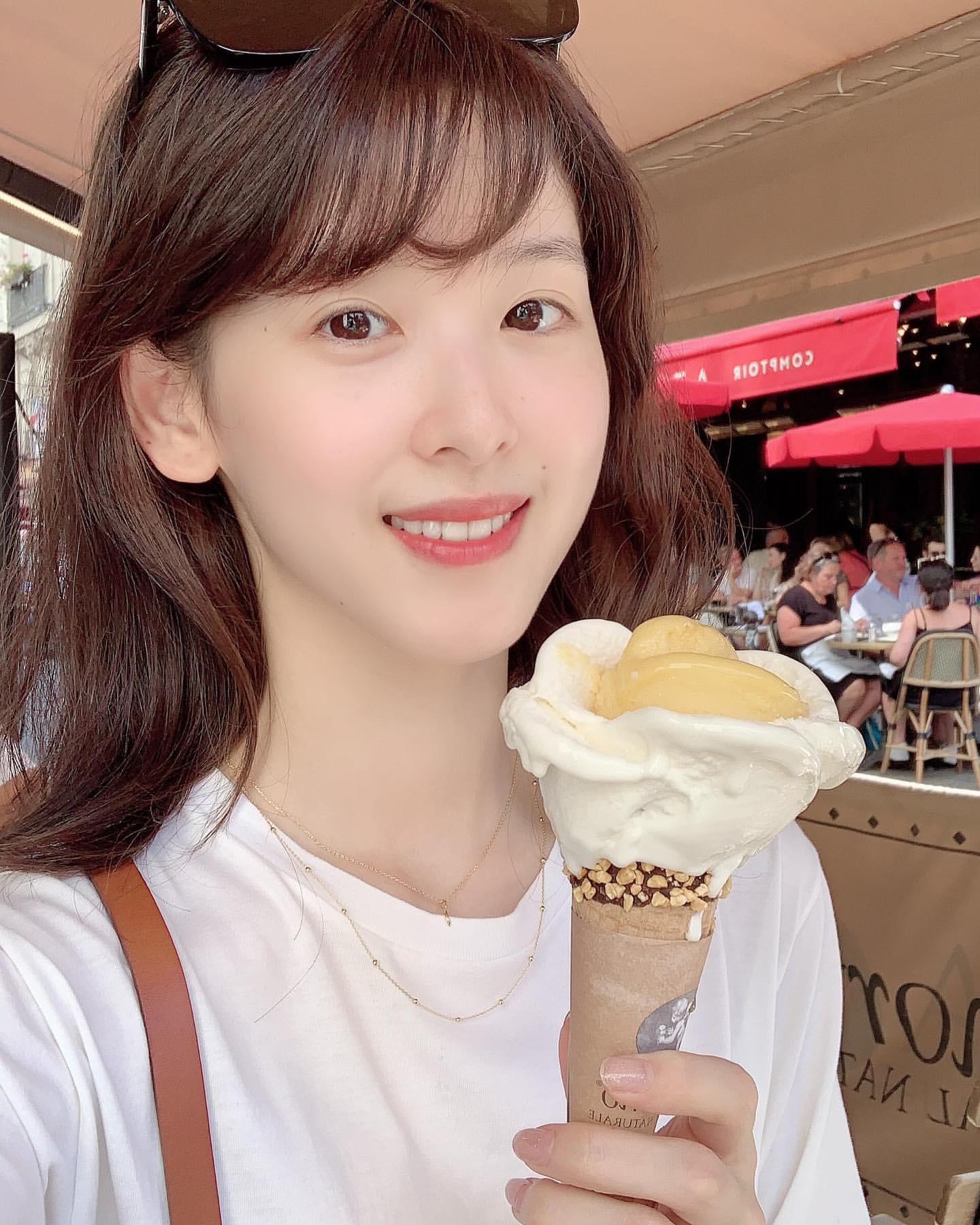 25岁章泽天晒美照准备开学,老公视角下的她重返校园少女感十足