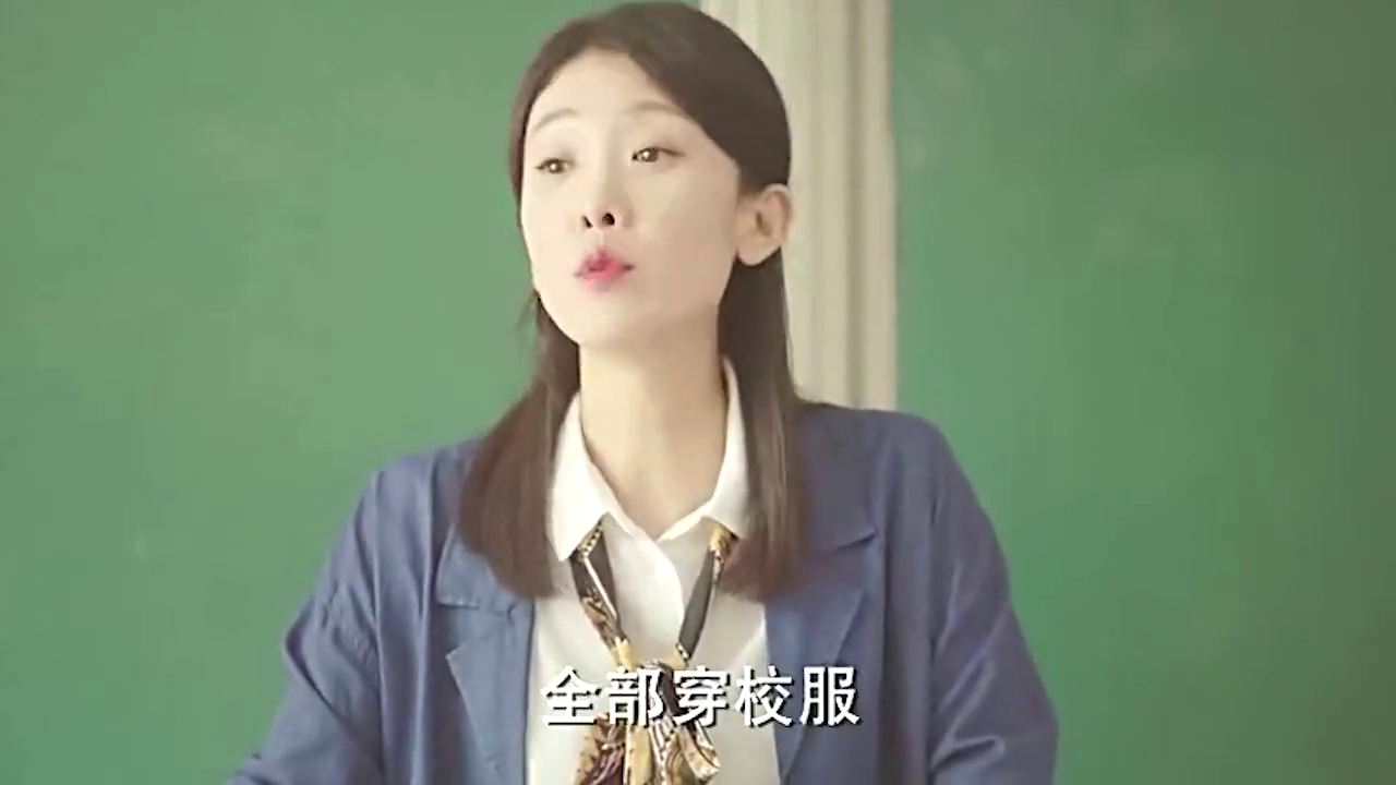 美女与新同学聊老师的八卦,结果同学和老师是这关系,美女尴尬了