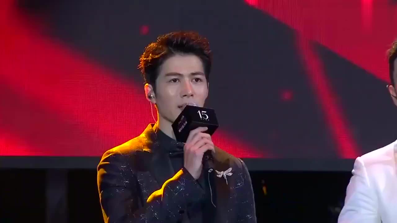 张艺兴黄晓明陈学冬芭莎慈善夜合唱,《我的中国心》