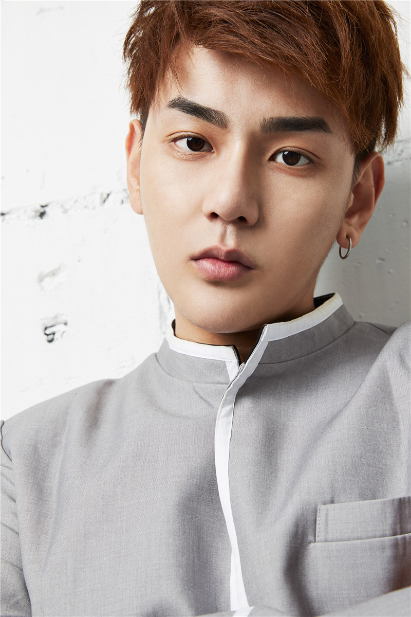 邱赫南晒写真化身阳光暖男笑容明媚少年感十足