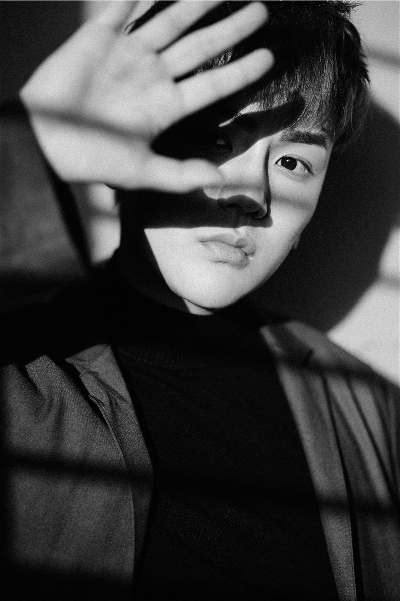 邱赫南晒写真化身阳光暖男笑容明媚少年感十足