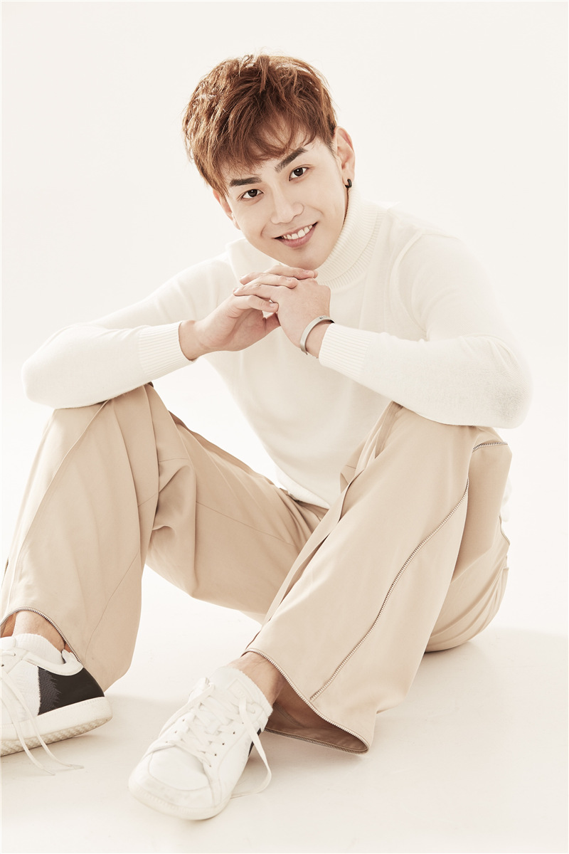 邱赫南晒写真化身阳光暖男笑容明媚少年感十足