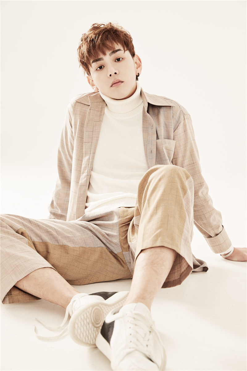 邱赫南晒写真化身阳光暖男笑容明媚少年感十足