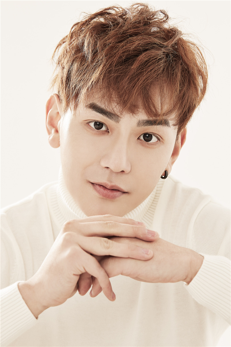 邱赫南晒写真化身阳光暖男笑容明媚少年感十足