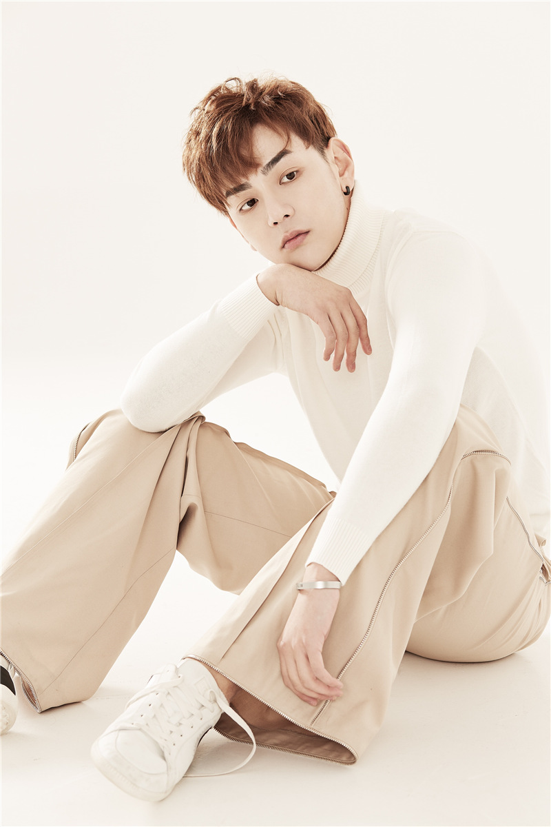 邱赫南晒写真化身阳光暖男笑容明媚少年感十足