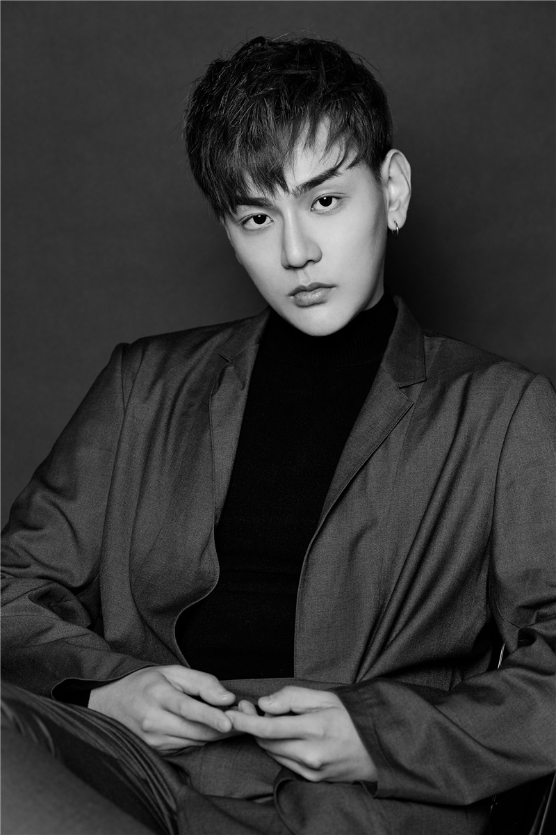 邱赫南晒写真化身阳光暖男笑容明媚少年感十足