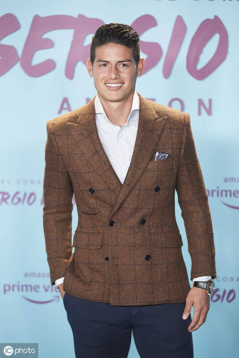 j罗亮相助阵拉莫斯纪录片首映,驼色西装帅气十足