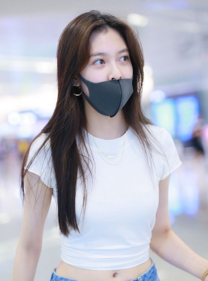 宋妍霏婀娜多姿,秀发披肩的她戴着黑色口罩,干净清爽,清纯时尚