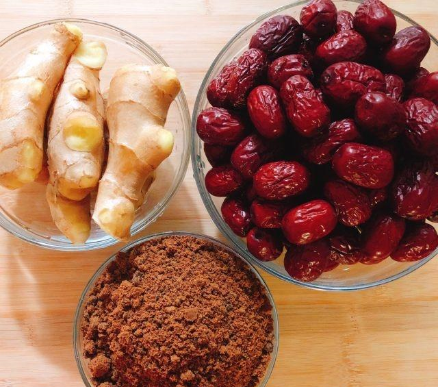 红糖姜枣膏,驱除寒气,调经止痛,健脾暖胃,用来冲水太棒了