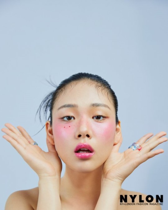 韩国女歌手bibi拍时装杂志写真