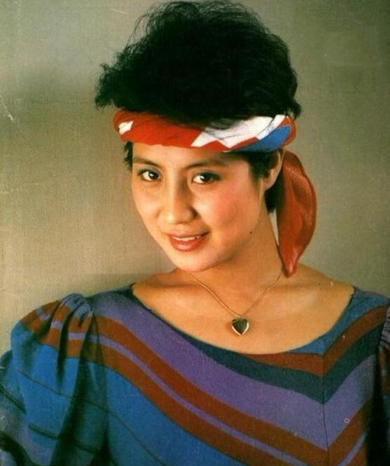 57岁萨仁高娃近照因主演公关小姐走红经商多年现身价过亿