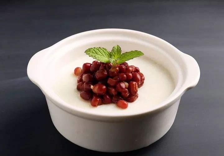 制作步骤:全脂牛奶350ml,蛋白2个,白砂糖15克,蜜红豆2汤匙食材:3,红豆