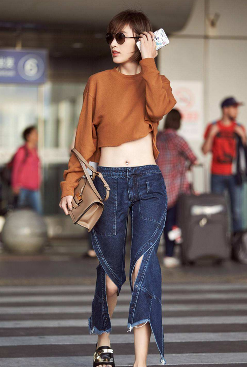 张俪穿露脐上衣"炫腹",肚脐眼上镶个"钻",看着都疼!