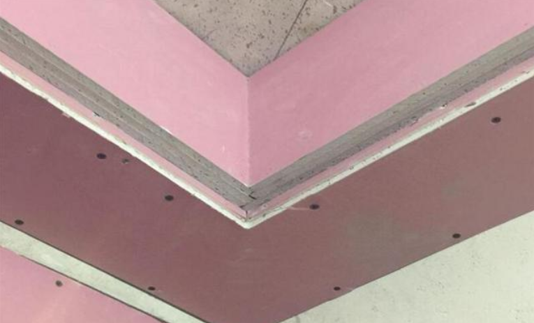 从施工现场可以看到,师傅在处理挂镜线时,是采用了三层的石膏板来处理