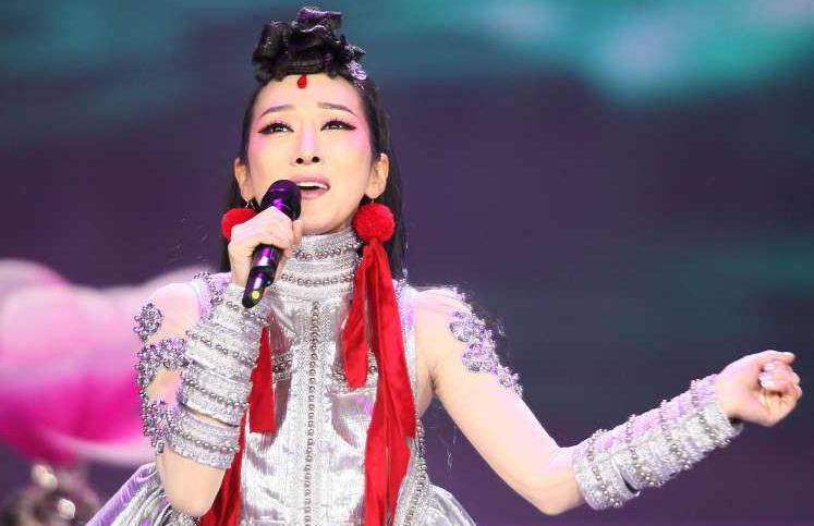 她21岁出道央视晚会假唱出洋相与富豪认识90分钟就领证