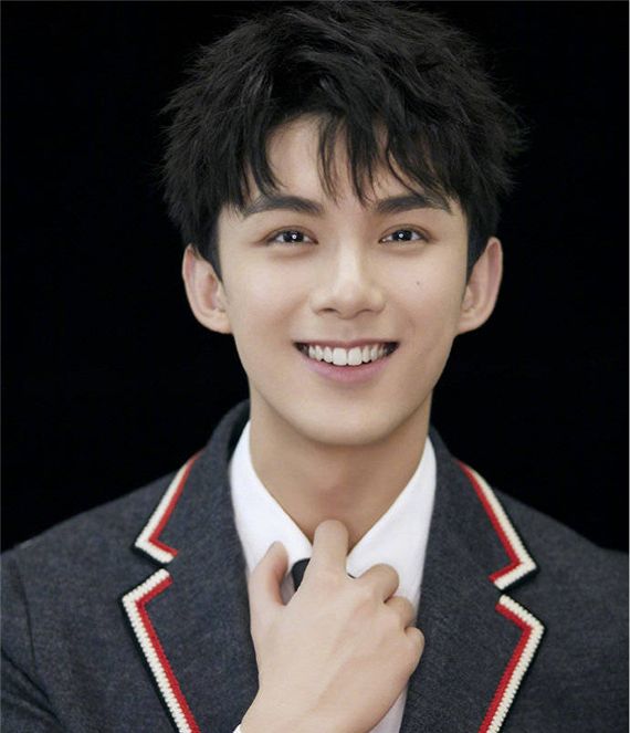 吴磊为你实力演示什么叫嘴角疯狂的上扬颜值能不能打自行体会