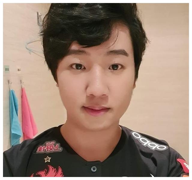 khan身穿fpx队服中文发推:大家新年快乐