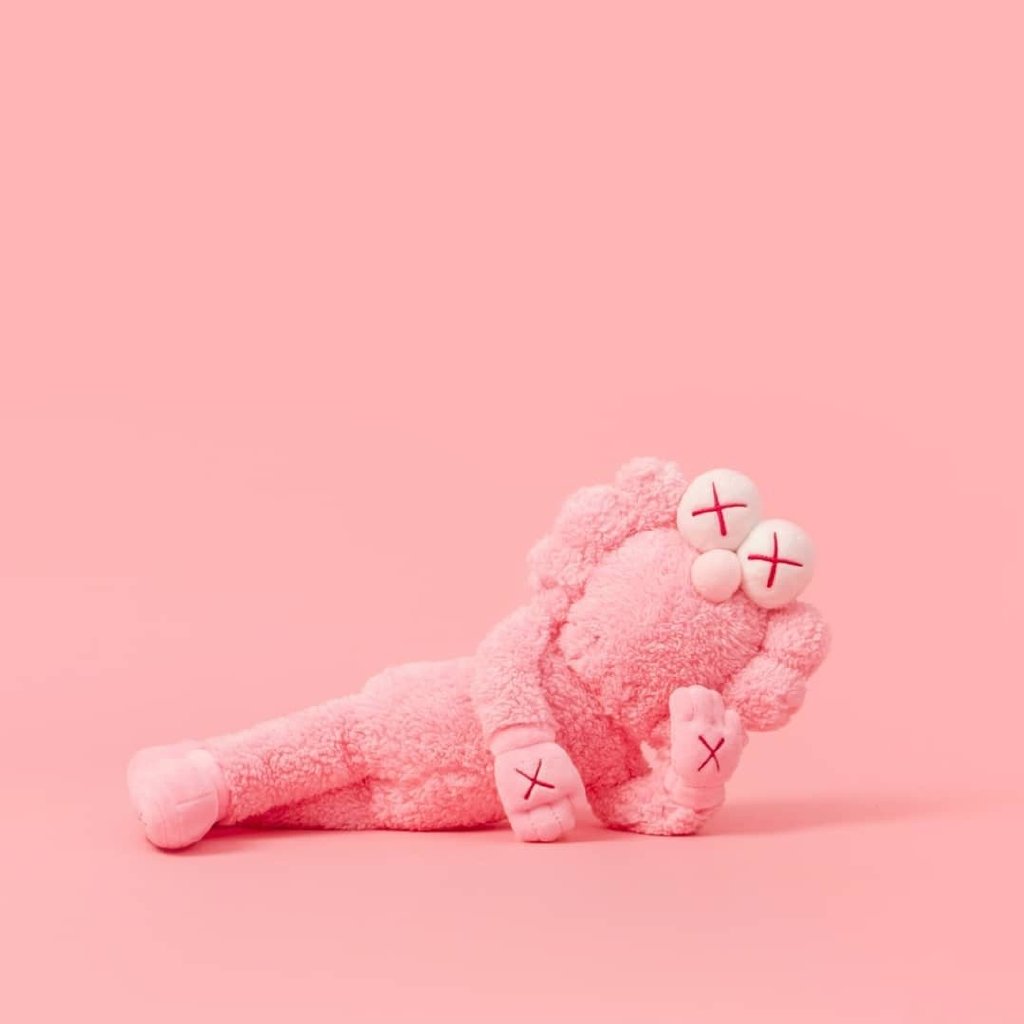 bff 更是值得珍藏的梦幻玩物稍早时,kaws 亲自公布极为相似的粉色 bff