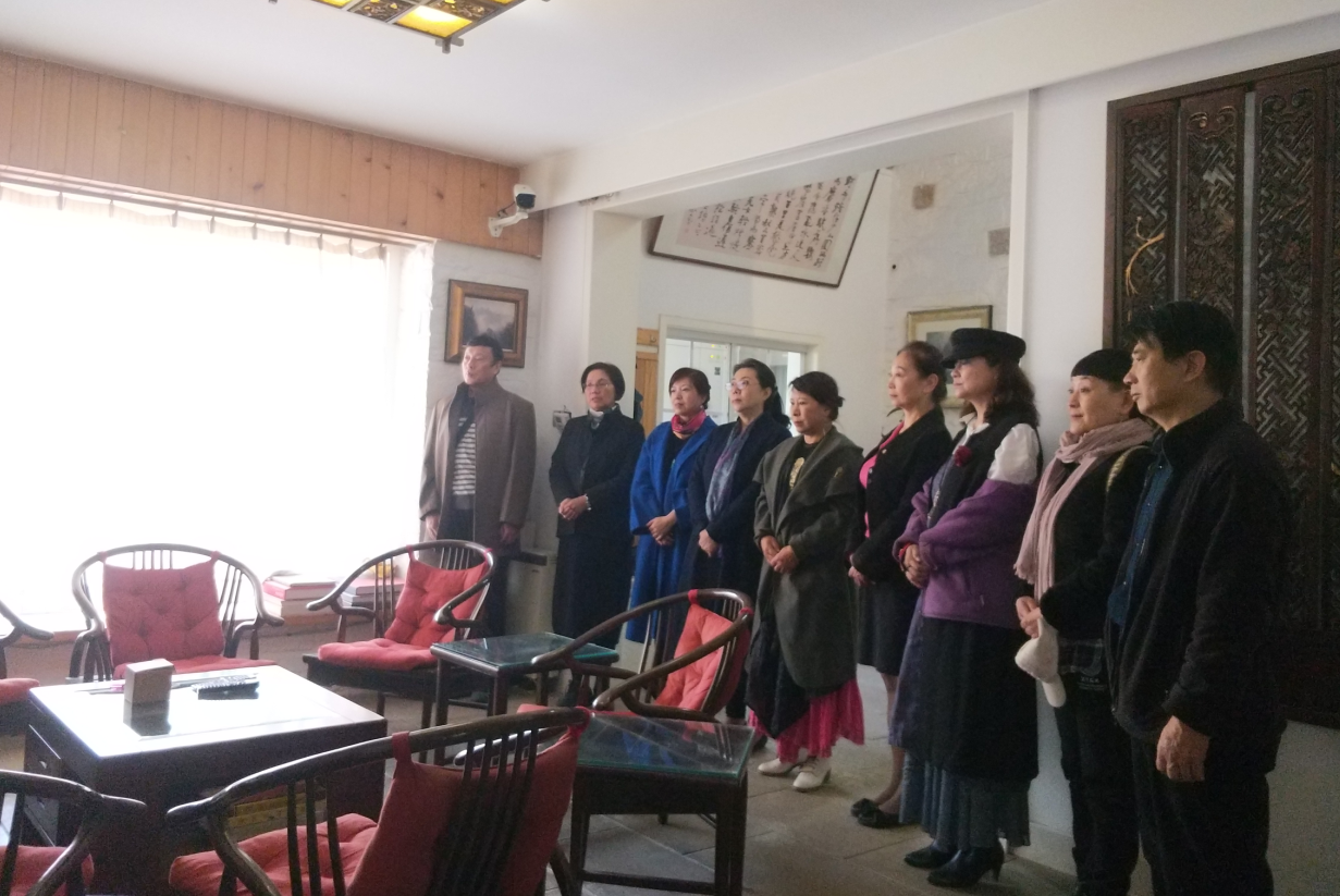 在春花绽放的清明日,由朱乃正艺术研究中心,北京女美术家联谊会共同