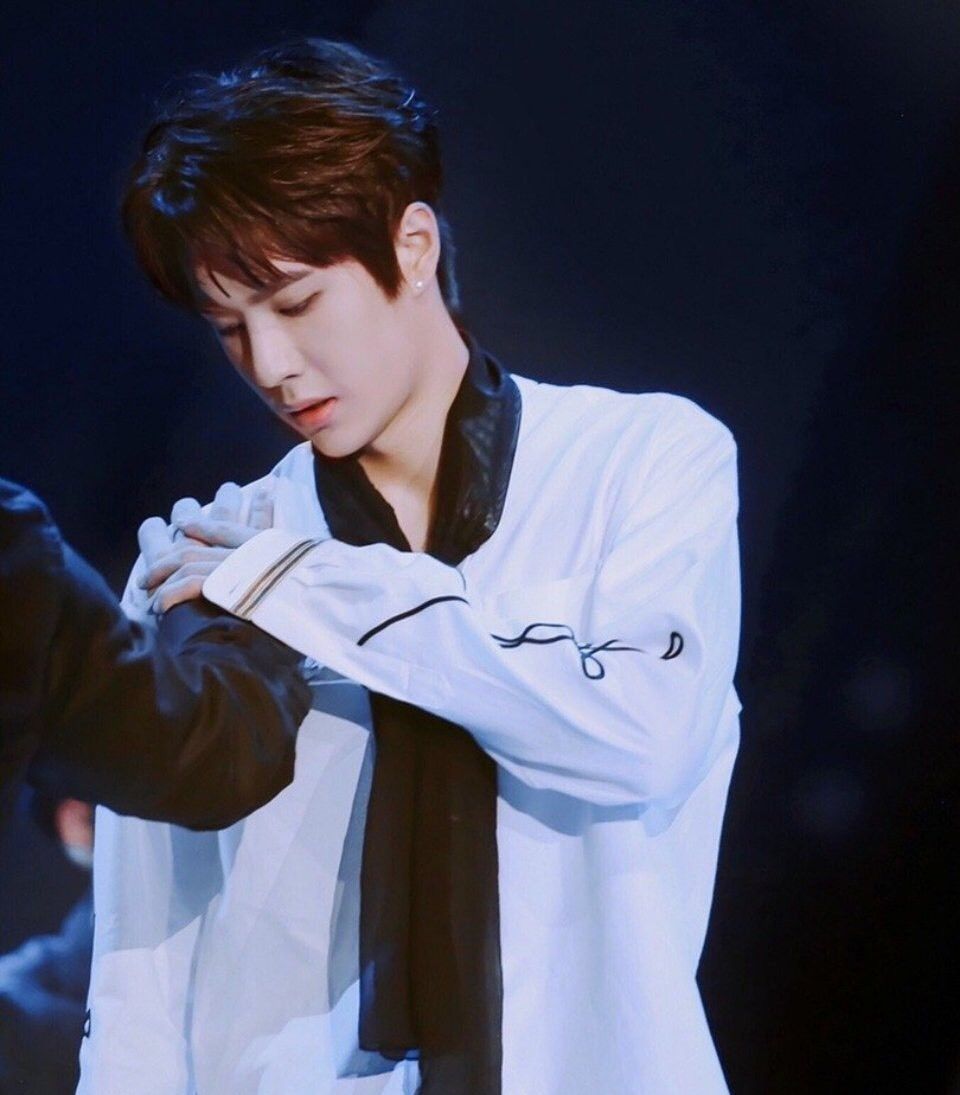 找了好久的王一博蒙眼跳舞图,全套来了_高清图集_新浪网