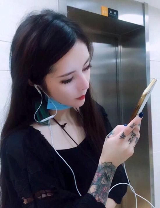 《飞向别人的床》,而那位颓废,个性的非主流少女ck沉珂也让大家记忆犹