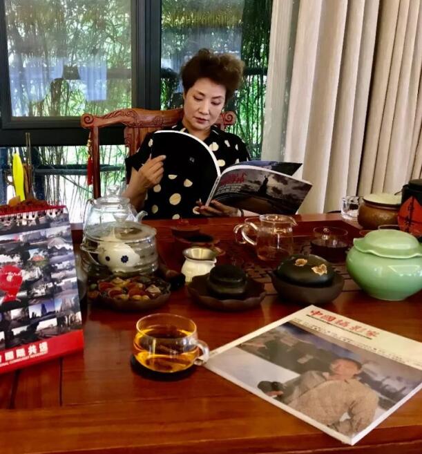 57岁萨仁高娃近照因主演公关小姐走红经商多年现身价过亿