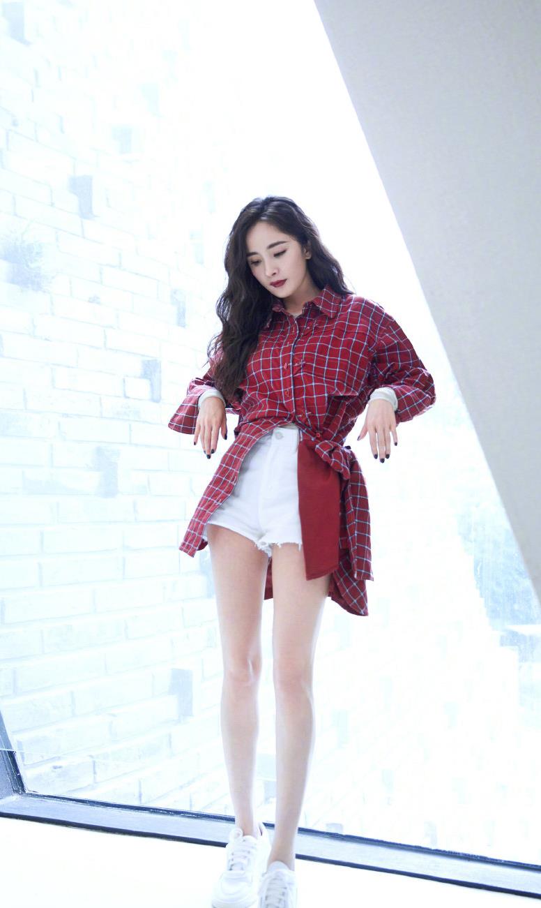 杨幂最新机场照,黑色t恤搭配粉色渔网,下身失踪风,酷中带甜!