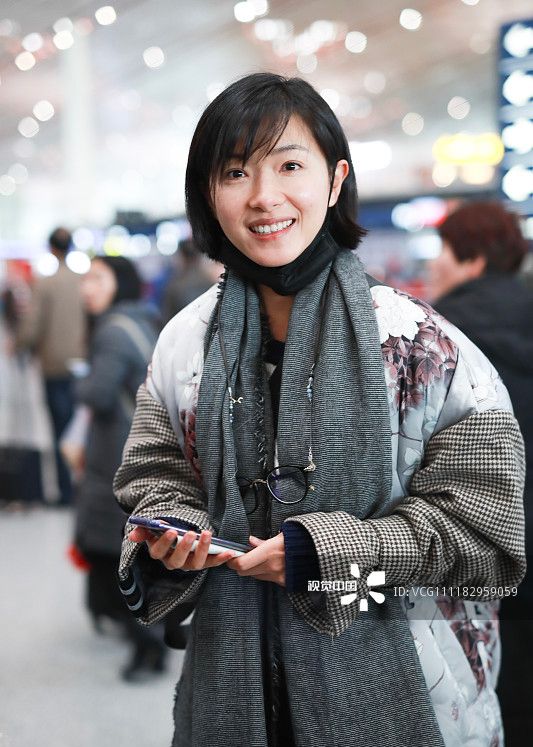 万茜对镜露甜笑气质超迷人 打呵欠捂嘴杀优雅不失可爱