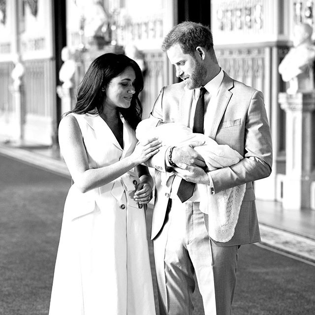 哈里王子和梅根·马克尔在Instagram上分享了甜蜜的订婚周年纪念