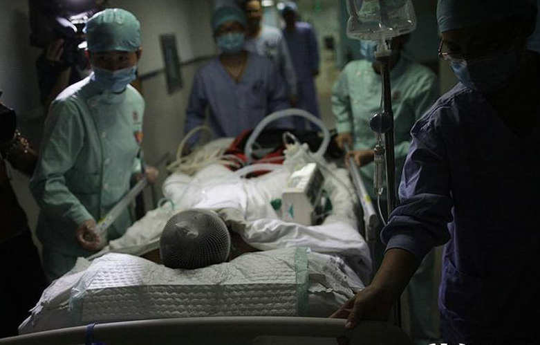 17岁女孩车祸"脑死亡",父母含泪捐献女儿器官,挽救3人生命|小静|女儿|