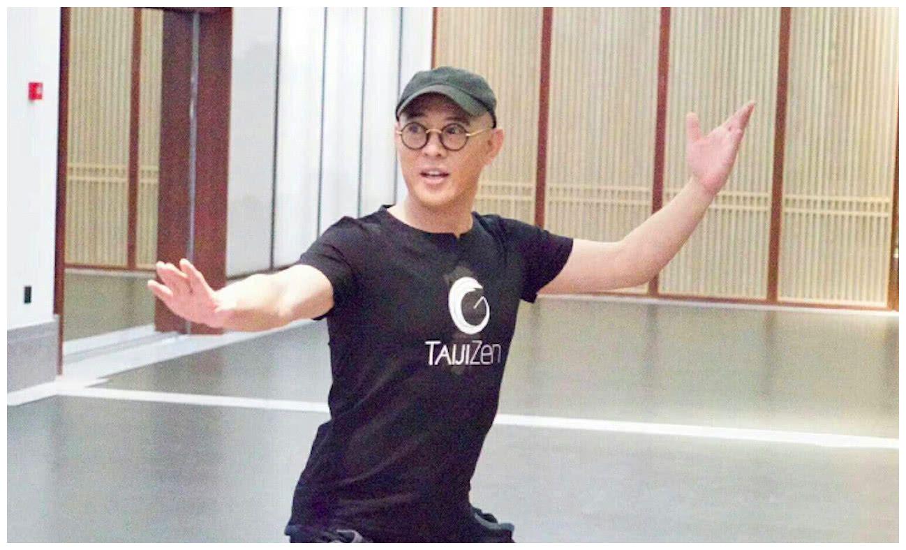 衰老病重谣言后李连杰再现黄飞鸿式摊手经典动作精神抖擞