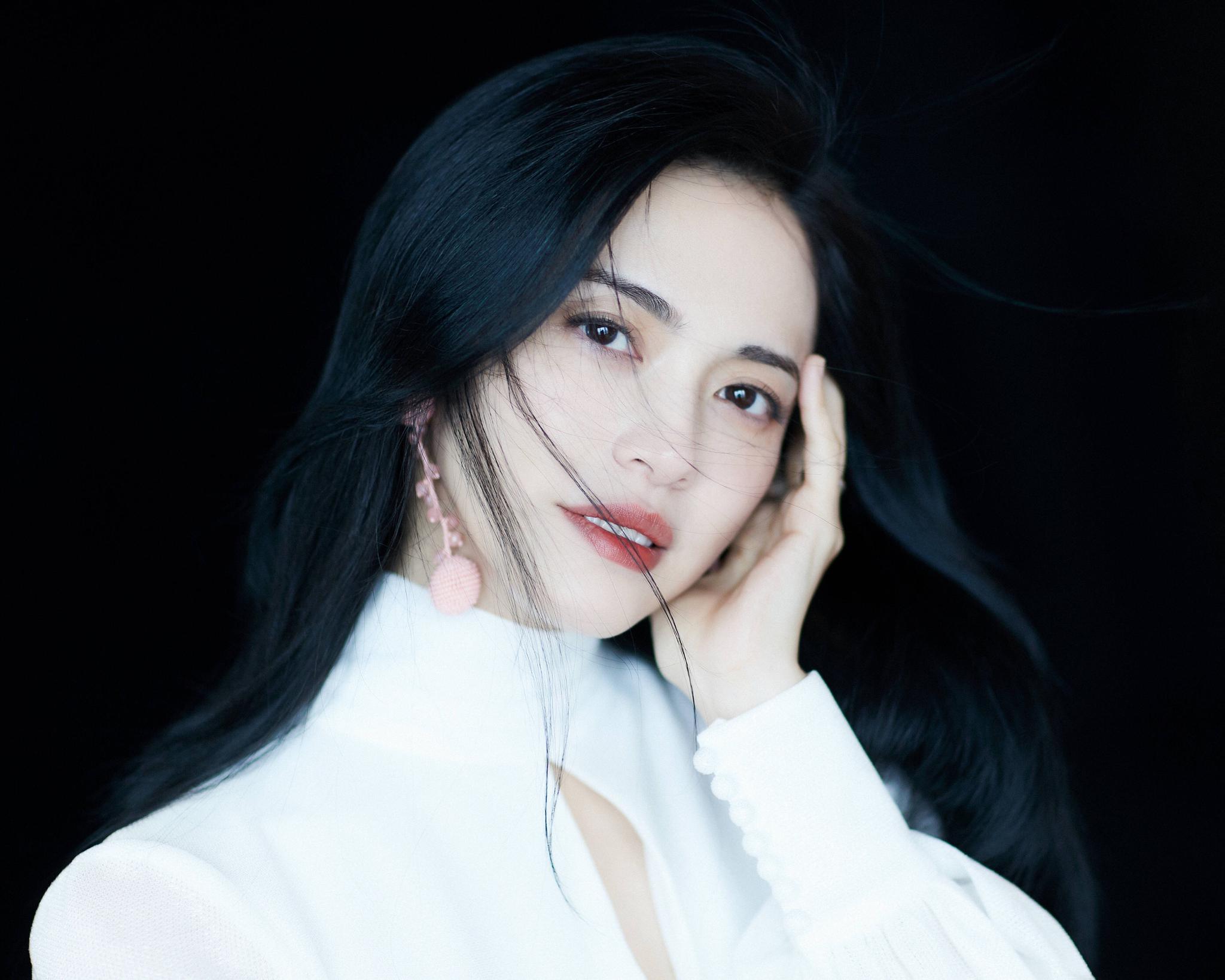 姚晨出席慈善活动一袭白色长裙，尽显优雅成熟气质|姚晨|气质|白色_新浪新闻
