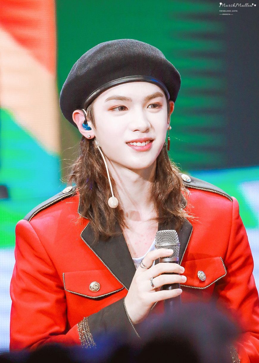 ninepercent粉丝见面会,justin黄明昊一头长发惊艳亮相,引热议