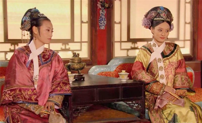 清朝后宫妃嫔众多,为何总是戴着长指甲套?原来还是方便皇帝