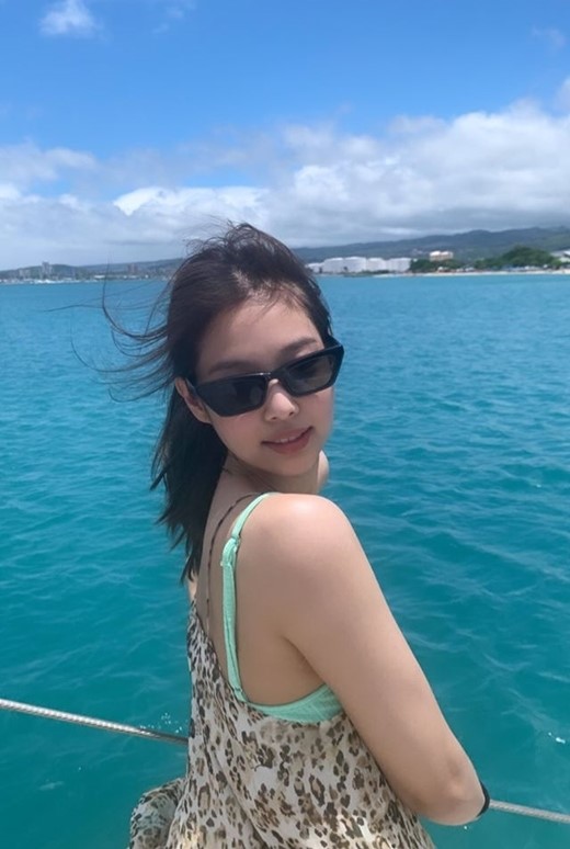 韩国女团blackpink成员jennie社交网站发泳装照秀身材|社交网站|泳装