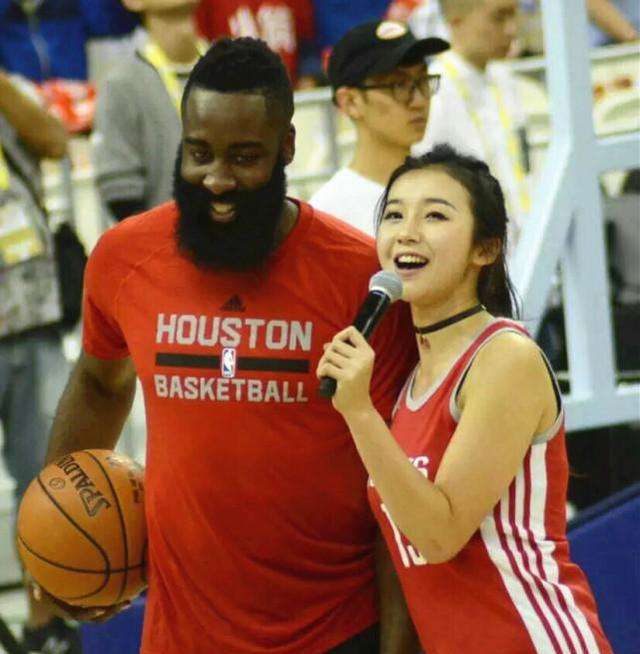 NBA最美中国女记者,她一笑全世界都成了背景!_新浪新闻