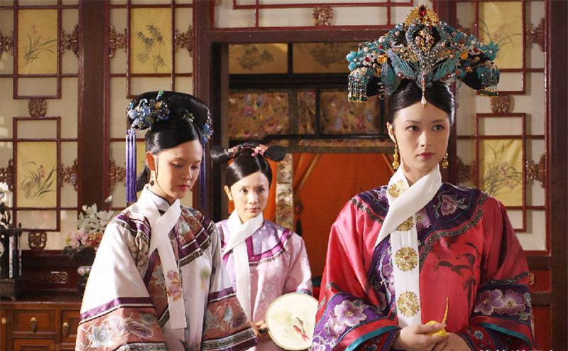 清朝后宫妃嫔众多,为何总是戴着长指甲套?原来还是方便皇帝