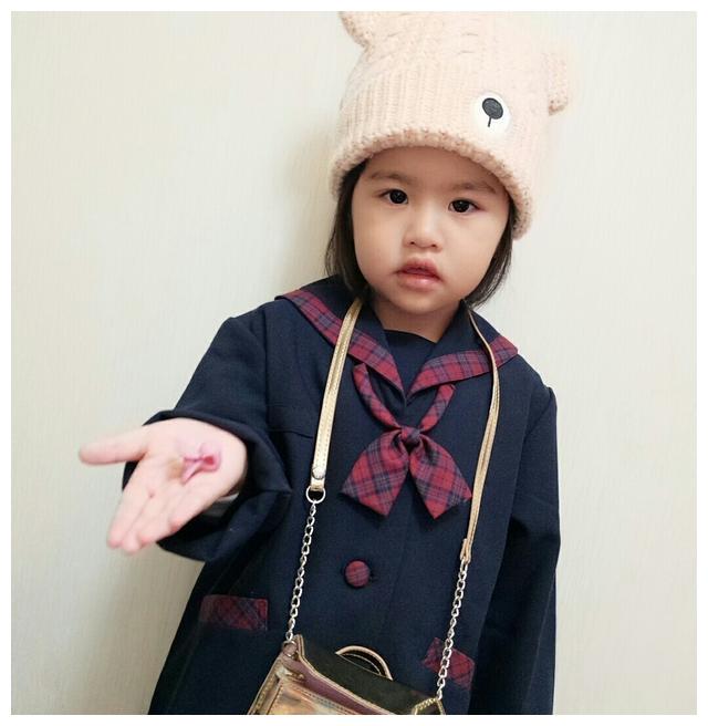 但你们一定想不到,靳东的迷妹中,还有一个年仅4岁的小女孩,她就是包