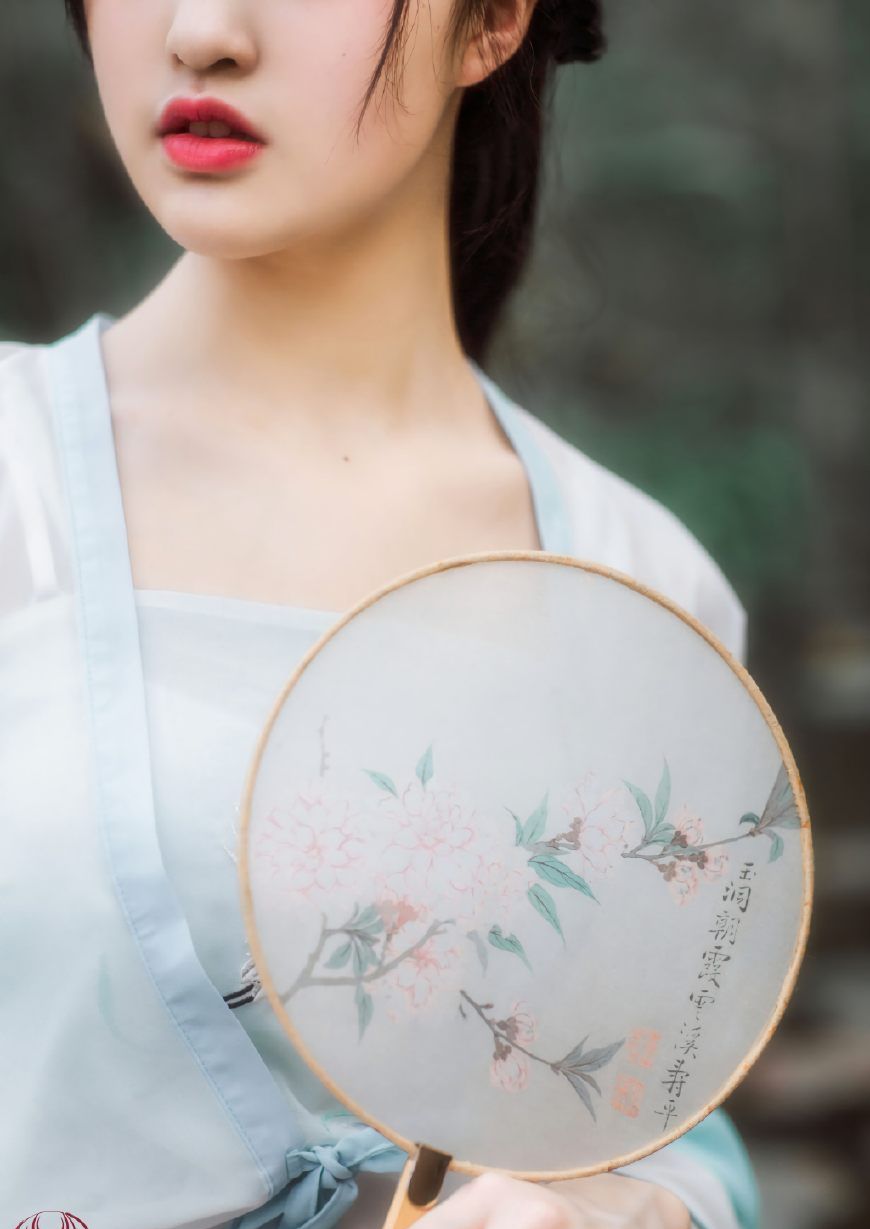 汉服写真第十一期女孩汉服团扇文静而又高雅