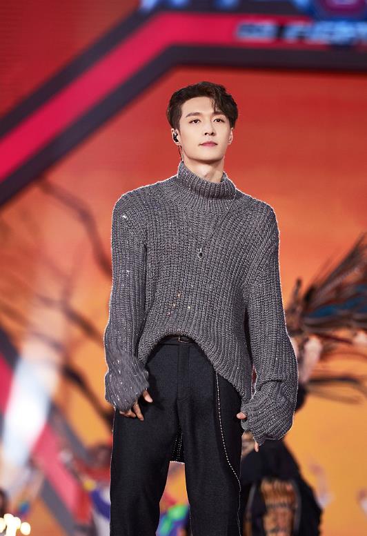 张艺兴贝雷帽造型曝光 复古墨镜高领毛衣魅力十足